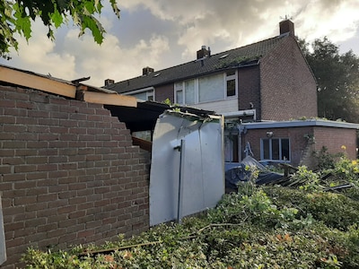 Harde windstoten richten ravage aan bij Gerda’s huis in Ingen: ‘Ik hoorde een enorme knal’