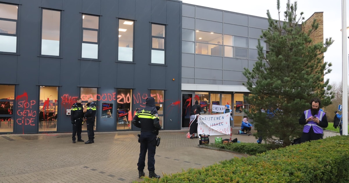 Israëlcentrum in Nijkerk voelt zich bedreigd door acties en wil nu twee meter hoog hek op terrein pl