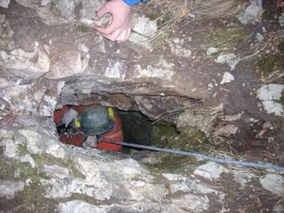 Man (20) die vast zat in 120 meter diepe grot in Italië is na lange operatie gered