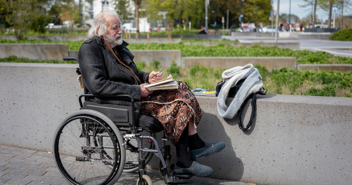 Meneer Leeuwenberg (82) zit in een rolstoel bij station Tilburg en vraagt of mensen hem een stukje k
