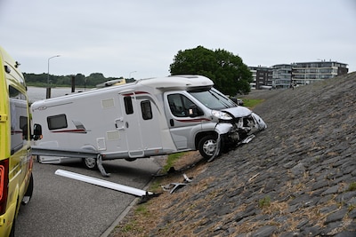 Man (76) rijdt met camper tegen kade in Tolkamer: hoe het ko