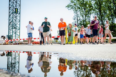 Bouwplaats van hypermoderne waterzuiveringsinstallatie is bloedheet, toch nemen honderden mensen een