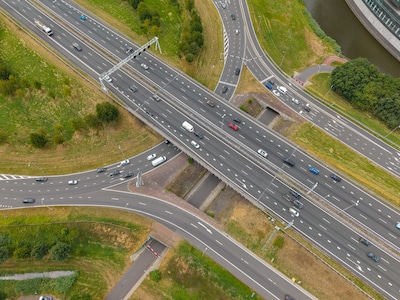 Beginnend motorrijder draait het gas open op de A28, maar staat dan voor een verrassing