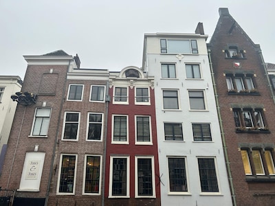 Mysterie opgelost? Dit betekenen de tonnen op dit pand aan de Choorstraat (waarschijnlijk)