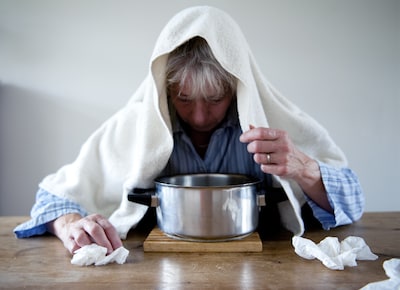Hoesten, snotteren, koorts? Hier lees je hoe je ontdekt wat je mankeert (en dat het zeker geen griep hoeft te zijn)