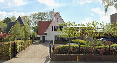 Fundaparel: deze villa in Veenendaal heeft een eigen wijnkelder én buitenbar