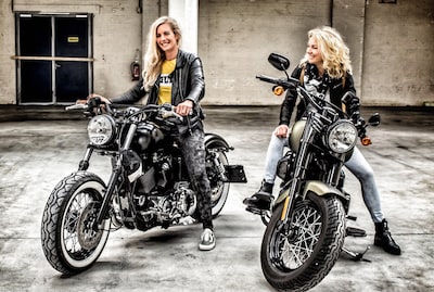 Steeds meer jongeren op lichtere motoren stuwen recordverkoop, motor rijden ook populairder bij vrouwen