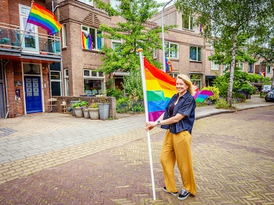 ‘Je komt niet aan die lieve jongen’: hele straat hangt regenboogvlaggen op na dreigbrief aan 11-jarige