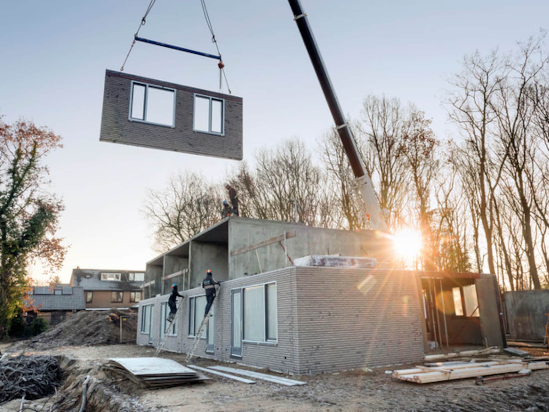Prefab-woningen van Slokker in aanbouw in Ermelo.