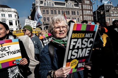 Duizenden mensen aangekomen op Museumplein na mars tegen racisme: ‘Die ruzies in de wereld zijn niet oké’