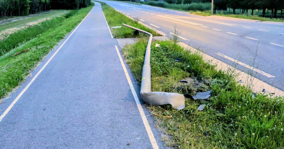 Automobilist rijdt lantaarnpaal uit de grond in Lienden