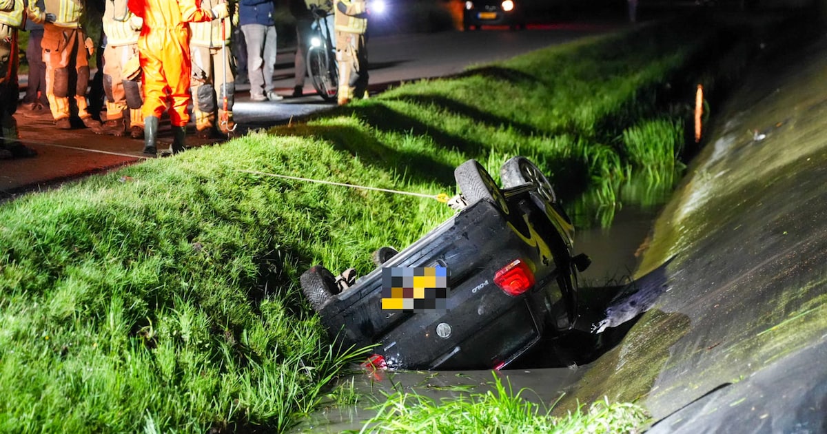 Auto op zijn kop in sloot, spoorloze bestuurder staat thuis onder de douche