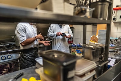 Eigenaar Amsterdamse pizzeria reist de wereld rond, maar betaalt afwasser ‘2,50 per uur’