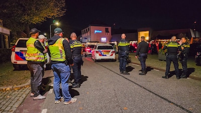 Feestje in zalencentrum Westervoort loopt uit de hand, politie komt met zo’n 15 auto’s ter plaatse en grijpt in