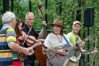The Oldtime Stringband treedt op in Oosterbeek