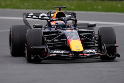 Klagende Max Verstappen blijft steken op zesde startplek, George Russell deelt met pole nieuwe tik uit aan teamgenoot