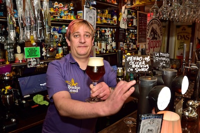 Kroegbaas Jeroen ging viral na scherpe reacties op 1-sterrecensies: ‘Hoezo wil je halve liter? Wil je dood?’