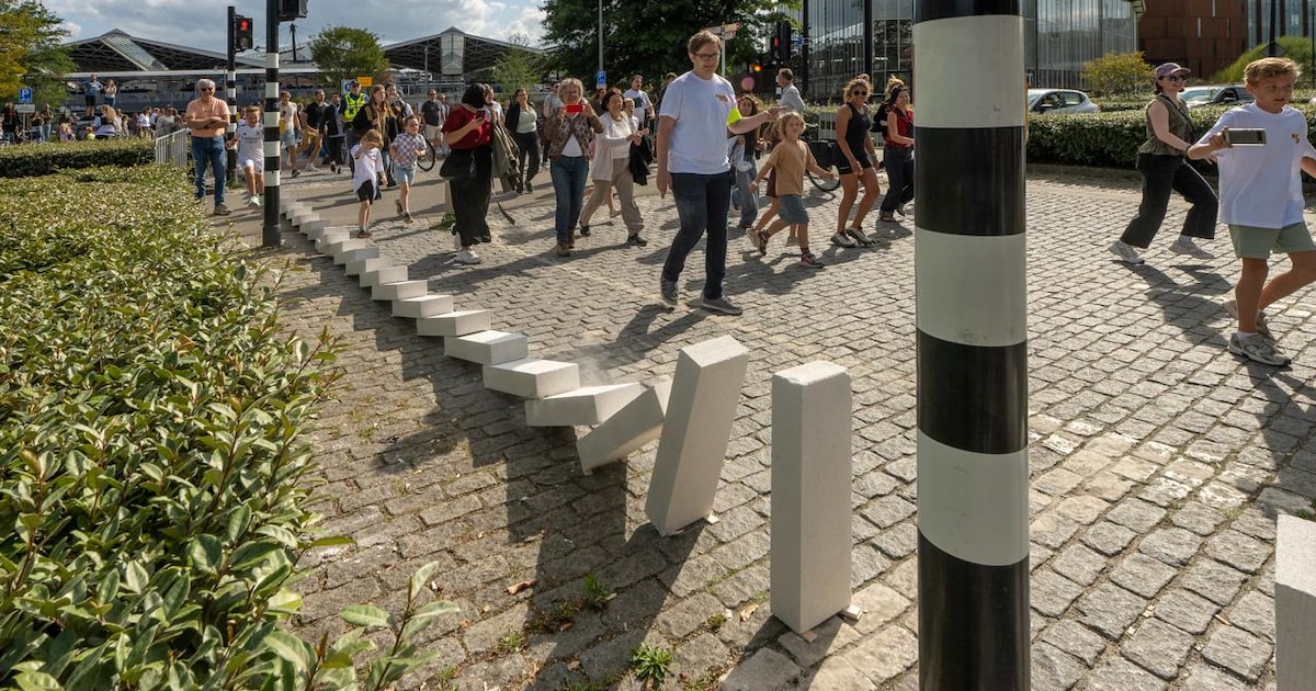 Na Melbourne en Londen valt 2 kilometer aan dominostenen door Tilburg, maar ongeduldige man maakt he