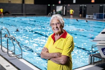 90-jarige Jannie geeft al ruim 70 jaar zwemles: ‘Al heb ik maar één kind gered, dan was het me allemaal waard’