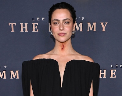 Fans schrikken van nare wond in keel van actrice, maar dan ontdekken ze opvallend detail over haar team