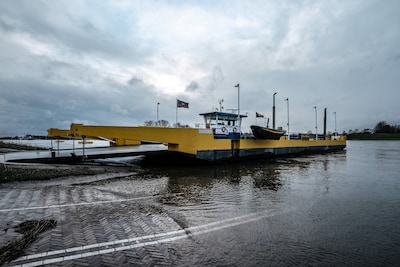 Door droogte stopte veerpont voor het eerst ooit met varen, nu kan Jos weer los: ‘Het water is gekomen’
