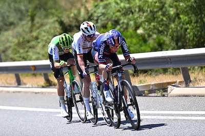 LIVE Tour de France | Kopgroep met twee Nederlanders verliest terrein, duel tussen Van der Poel en Pogacar om ritzege op Montjuïc?