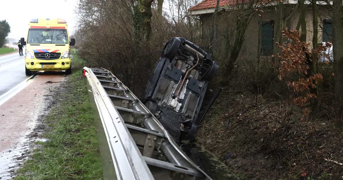 Auto rijdt stuk over vangrail en wordt rechtop gelanceerd in de sloot in Buurmalsen