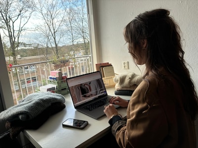 We geven online minder geld uit, vooral omdat we minder over hebben voor evenementen en reizen