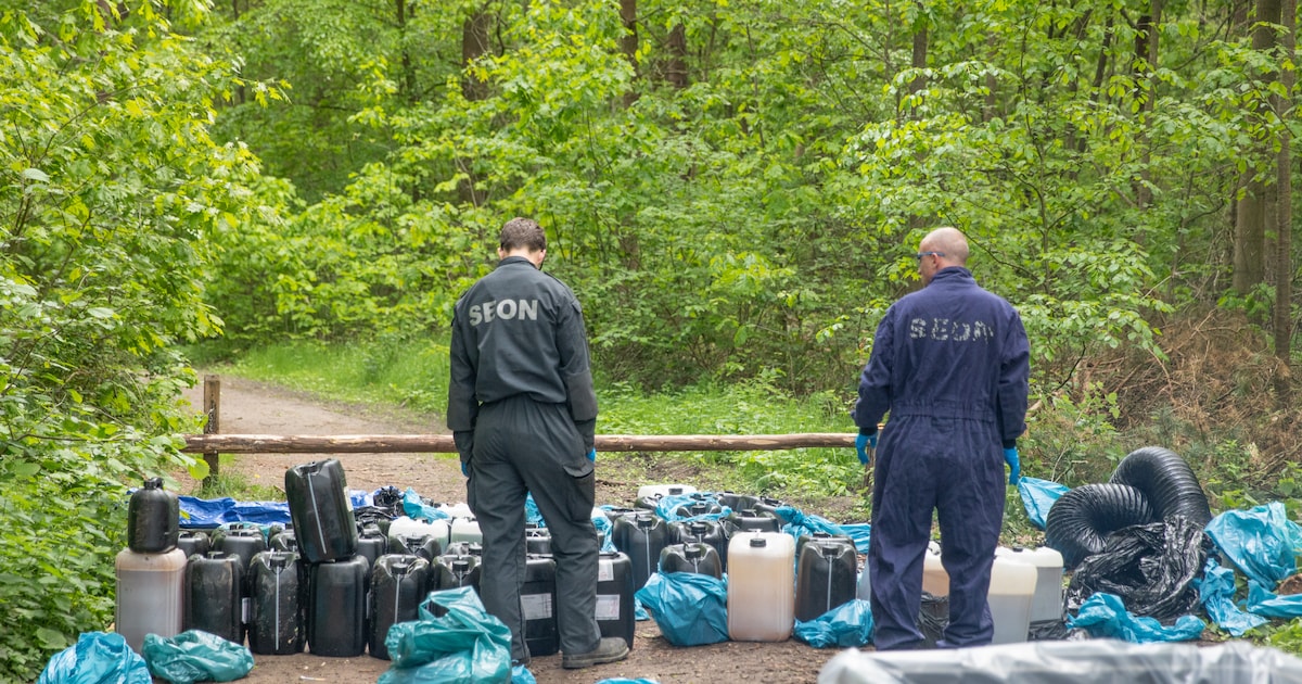 Tientallen zakken en jerrycans drugsafval gedumpt in bos bij Soest, burgemeester is woedend