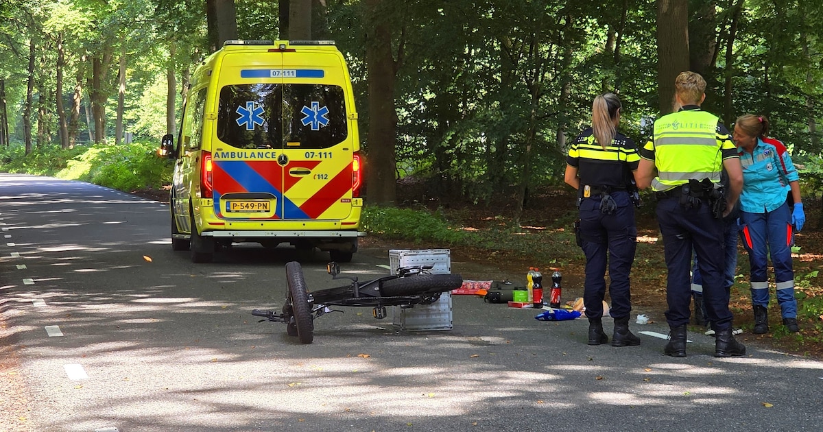 Man op fatbike aangereden op N304: weg ligt vol met boodschappen.