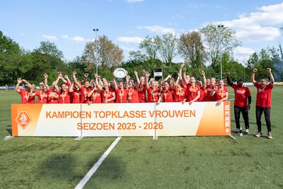 Saestum-vrouwen voor de veertiende keer kampioen: ‘Gelukkig waren de bloemen besteld’