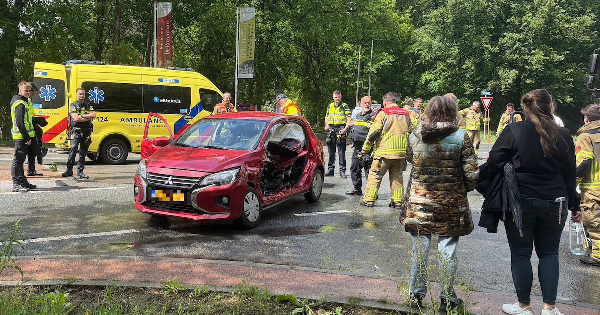 Twee slachtoffers uit auto bevrijd na botsing in Garderen