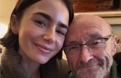 Emily in Paris-actrice Lily Collins poseert samen met zieke vader Phil voor zijn 75e verjaardag