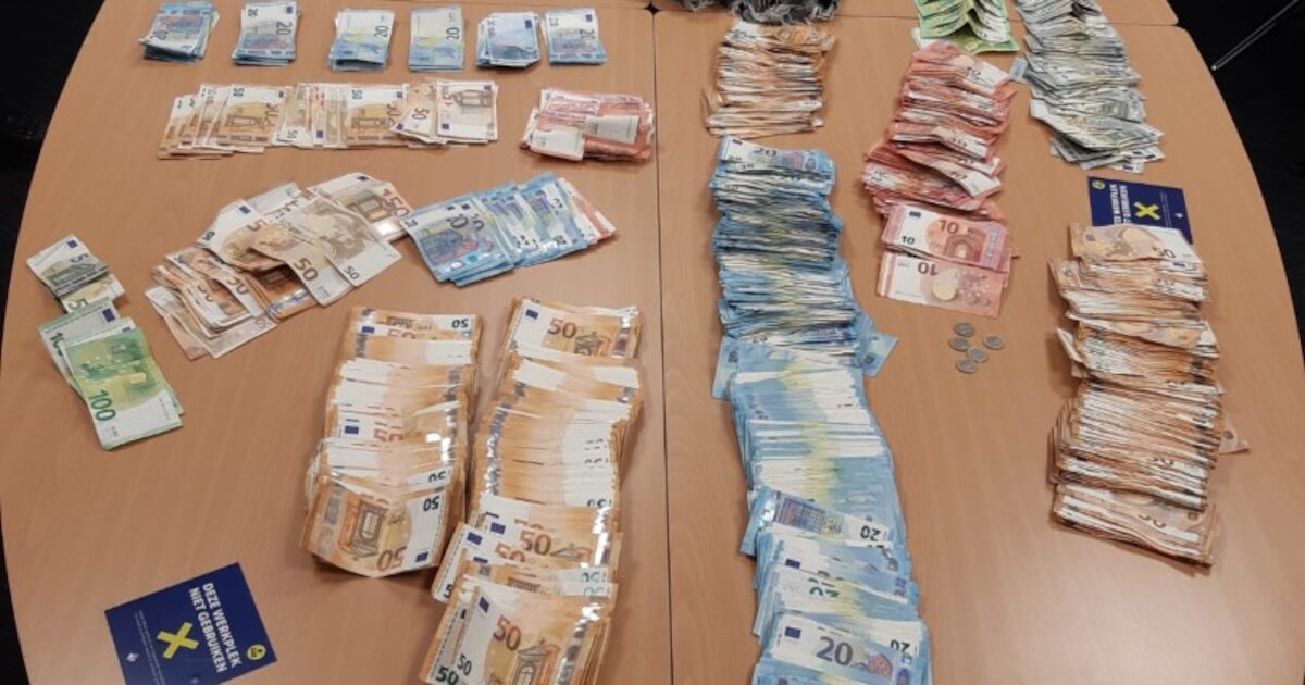 ‘Patser’ bespot agenten vanwege hun salaris, politie valt zijn huis binnen en neemt 50.000 euro in b