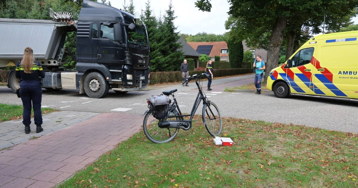 Fietser gewond na botsing met vrachtwagen in Gennep.
