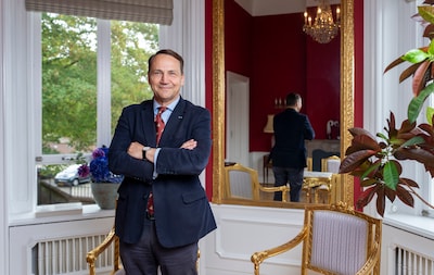 Poolse buitenlandminister Sikorski haalt uit naar Musk en Trump: ‘Poetin kan ons niet aanvallen’
