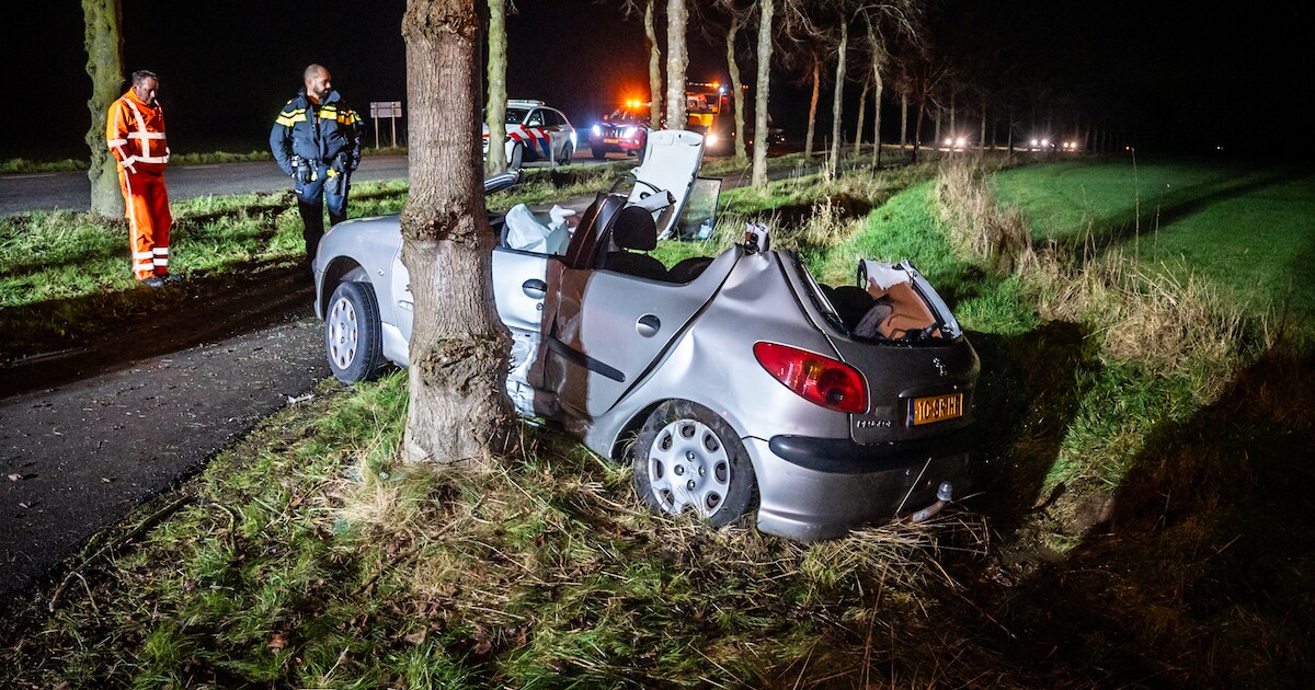 Brandweer verwijdert dak van auto na ongeluk in Steenderen, vrouw gewond naar het ziekenhuis