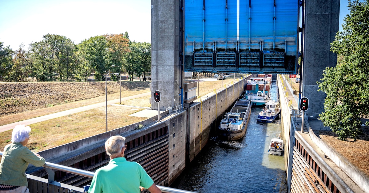 Schepen varen weer door het Maas-Waalkanaal, sluis Weurt weer beperkt open
