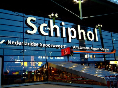 Gezochte Nederlandse crimineel verlaat Marokko, landt op Schiphol en wordt meteen opgepakt