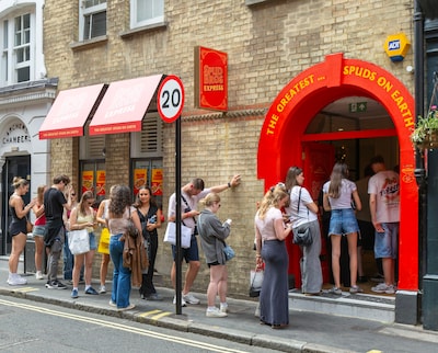 Britten zes uur in de rij voor een gepofte aardappel