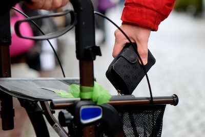 Vrouw (83) met rollator wordt beroofd tijdens het boodschappen doen, even later wordt haar pinpas le