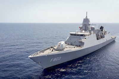 Iran claimt raketaanval op Amerikaans marineschip in Straat van Hormuz, VS ontkent