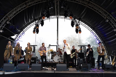 Als hij het podium beklimt, verandert manager Glenn (55) in de legendarische muzikant Bryan Ferry