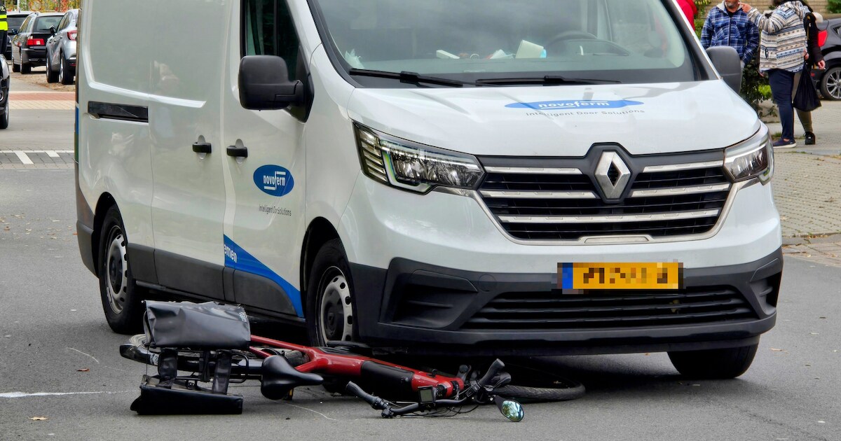 Fietser naar het ziekenhuis na botsing met bestelbus in Tiel