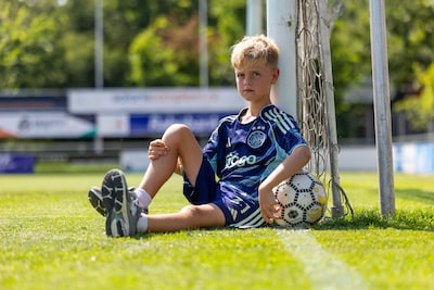 Amateurclub geschokt door bedreiging aan achtjarige Sil, die in Ajax shirt oefenwedstrijd van ADO bezocht