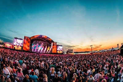 Maak met je vrienden kans op een complete stranddag bij Live On The Beach!