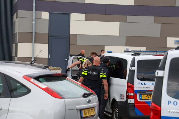 Agenten trekken pistolen bij winkelcentrum: man aangehouden | Arnhem ...