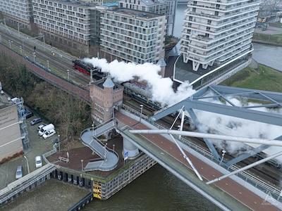 Een niet-alledaagse trein zorgt dit weekend voor verbinding tussen Arnhem en Nijmegen: ‘Kippenvel tot aan mijn oren’