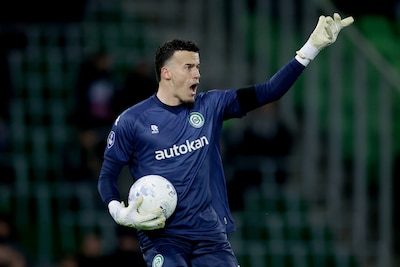Groningen-keeper ergert zich groen en geel aan ‘antivoetbal’ Fortuna: ‘Ik zou mijn contract verscheuren’