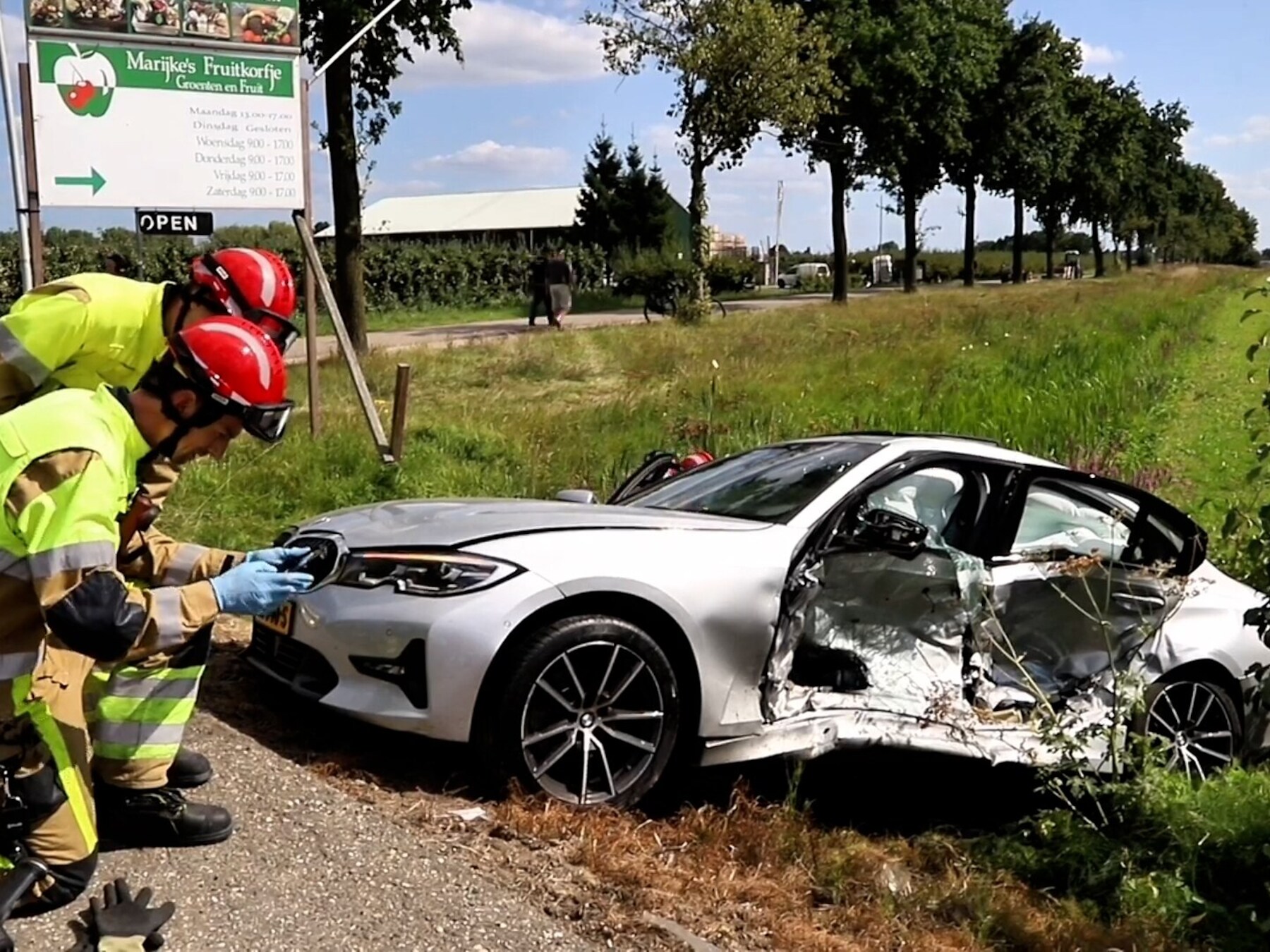 Auto belandt in greppel bij ongeluk in Buren